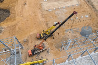  Endüstriyel bir binanın üst görünümü.