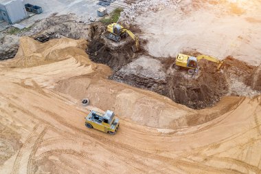  Kazıcı, manzaranın en tepeden inşa edilmesi için alanı hazırlıyor.