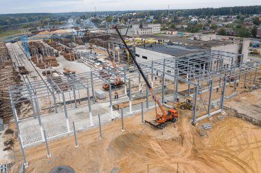 MINSK, BELARUS - EYLÜL 2020: Sanayi tipi bir binanın inşaatı.