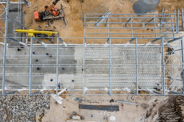 Pracownicy Wypełniają Betonową Podłogę Budynku Widok Góry — Zdjęcie stockowe