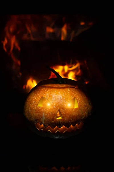 Läskig Halloween Pumpa Nära Öppen Spis Eld Mot Bakgrunden — Stockfoto