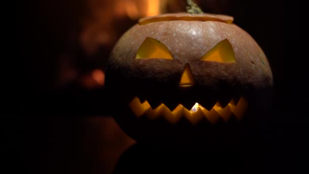 Abóbora Halloween Assustadora Perto Uma Lareira Fogo Fundo — Vídeo de Stock