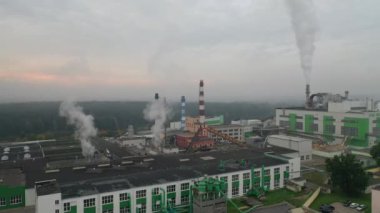 Mosty, Belarus - 08 Ekim 2020: bacaları tüten sanayi fabrikası