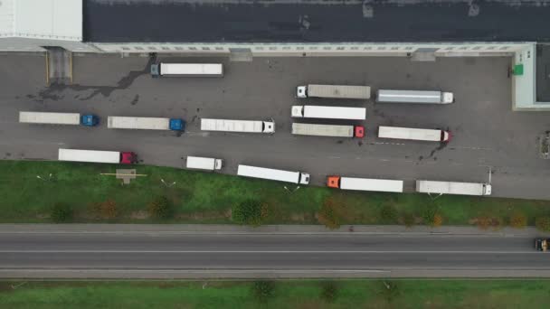 Lastbilar Som Väntar Att Lastas Logistikcentrets Ovanifrån — Stockvideo