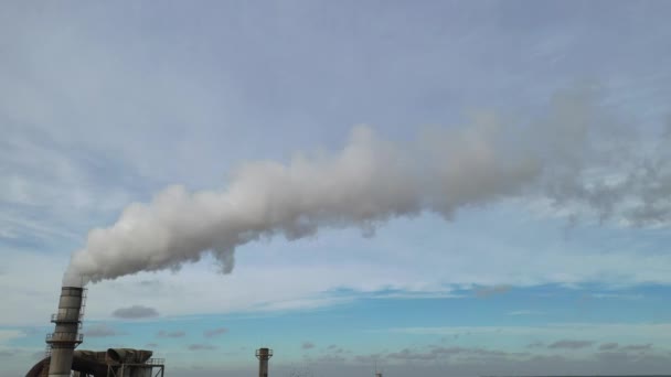 Καπνός Από Μια Καμινάδα Εργοστασίου Στον Ουρανό — Αρχείο Βίντεο