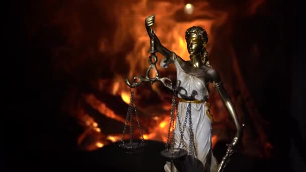 Statuette Der Themis Auf Dem Hintergrund Der Flamme — Stockvideo