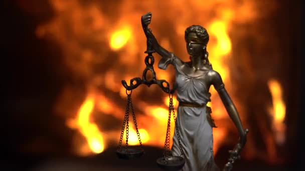 Statuette Der Themis Auf Dem Hintergrund Der Flamme — Stockvideo