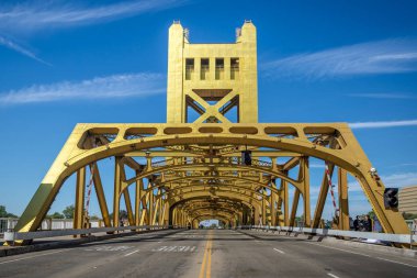 Altın renkli alınan sokak ve gösteren simetri Sacramento, Kaliforniya'da yapısının boyalı kule Köprüsü