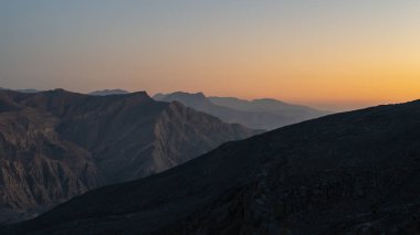 Hacer Dağları alacakaranlıkta, Birleşik Arap Emirlikleri