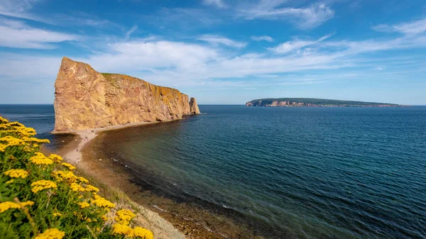 Вид на Rocher Perce від Cap Mont Joli — стокове фото