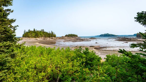 Adalar ve düşük tide Parc National du Bic, Quebec, girişi