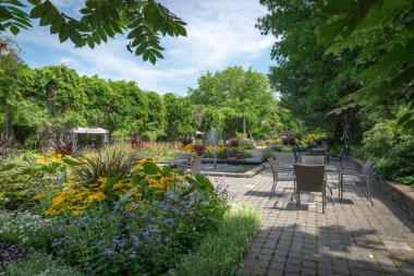 Daniel A. Seguin Ziyaretçi Merkezi ön bahçe çeşitli yıllık ile