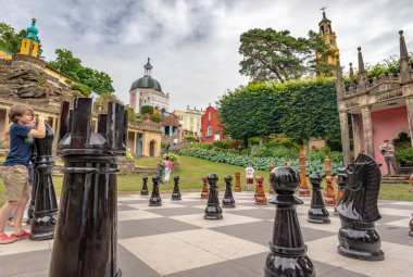 İle dev satranç taşları, Portmeirion, North Wales oynayan çocuklar