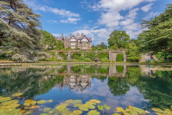 Bodnant Hall reflexionando sobre un estanque, Bodnant garden, Gales —  Fotos de Stock