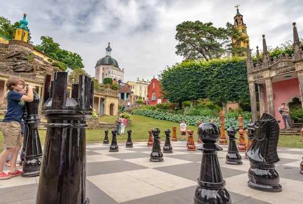 İle dev satranç taşları, Portmeirion, North Wales oynayan çocuklar
