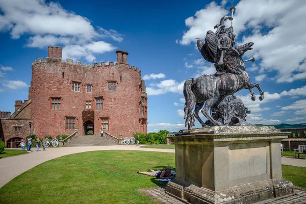 Escultura e torre de tijolo vermelho, Castelo de Powis, País de Gales — Fotografia de Stock