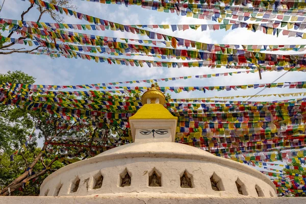 Stupa bouddhiste et beaucoup de drapeaux de prière — Photo