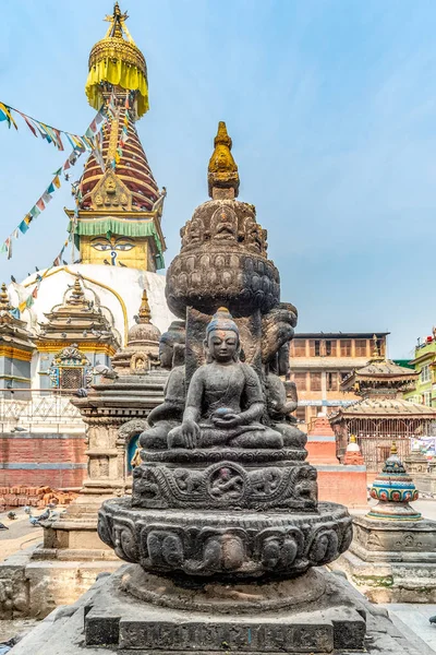 Quatre bouddhas assis devant le Kaathe Swayambhu ShreeGha C — Photo