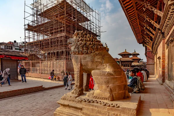 Garde du lion et temple en reconstruction — Photo