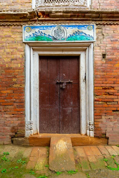 Vieille porte décorée de style newari — Photo