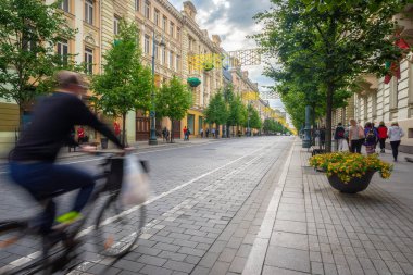 Bisikletçi hızla Viln ana ticari sokakta geçen