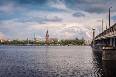 Daugava Nehri ve Riga silüeti üzerinde görünüm