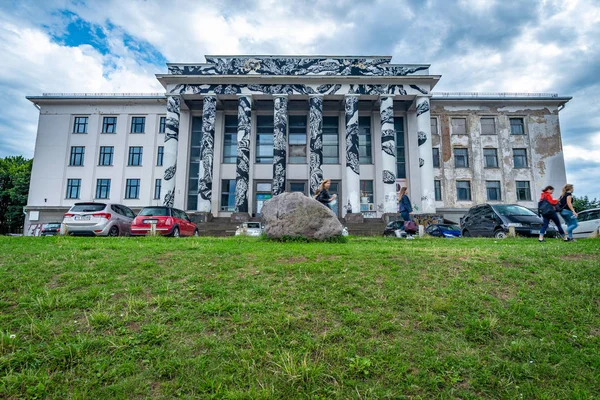 Здание советской эпохи на холме Таурас в Вильнюсе — стоковое фото