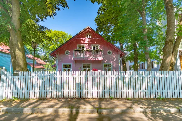 Casa de madera rosa cerca de los jardines del palacio de Kadriorg, Tallin, Estonia — Foto de Stock