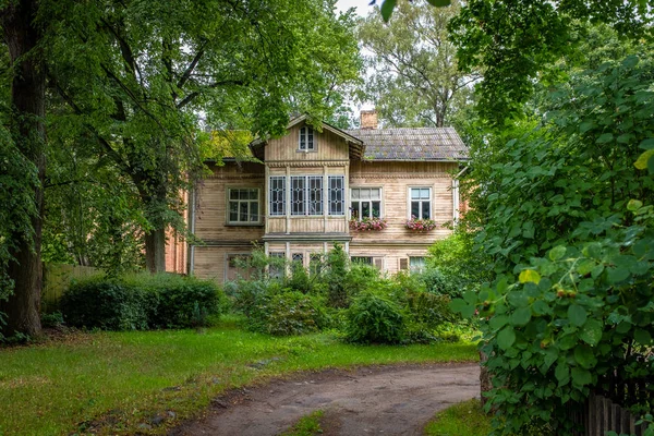 Maison traditionnelle en bois dans une ancienne banlieue de Riga — Photo