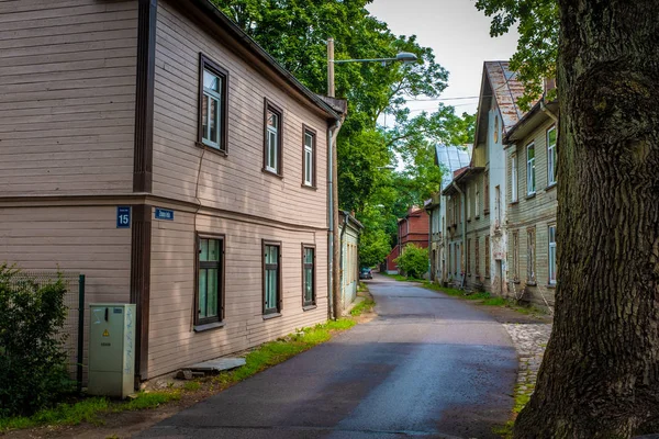 狭窄的郊区街道与传统的木排房子在Rig — 图库照片