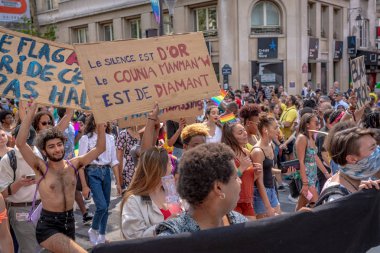 2018 Paris Gay Pride'da çok sayıda gösterici 