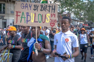 2018 Paris Gay Pride'da bir grup genç siyah erkek 