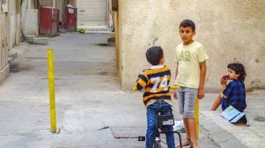 Muharraq, Bahreyn'de oynayan çocuklar