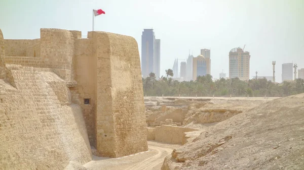 Torre de vigia e bandeira de Barhain, Qal 'at al-Bahrain — Fotografia de Stock