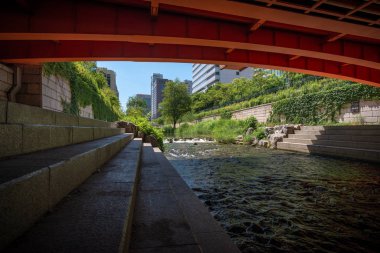 Cheonggyecheon deresi üzerinde çerçeveli bir görünüm
