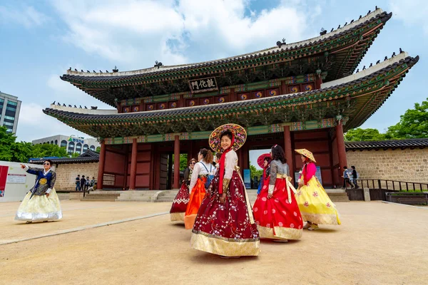 Changdeokgu ana kapısında geleneksel kostüm kadınlar