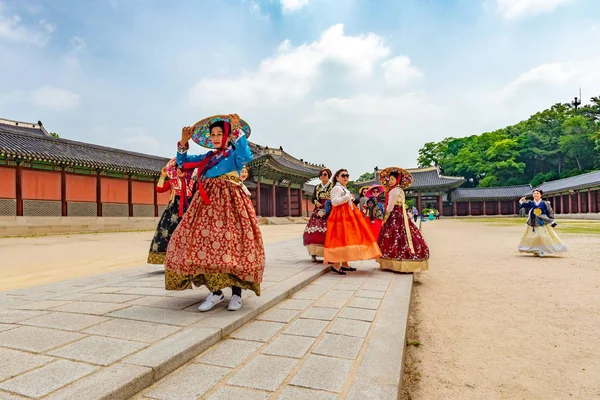 Changdeokgung bir avluda geleneksel kostüm kadınlar