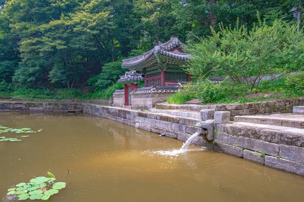 Estanque y cascada pequeña, Jardín Secreto del amigo changdeokgung — Foto de Stock