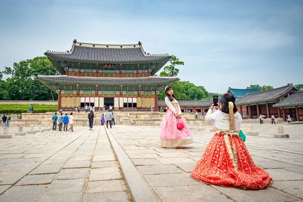 Changdeokgung Palac'ta geleneksel kostüm giyen iki kadın