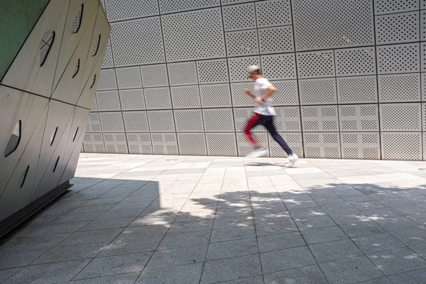 Uomo in corsa, Dongdaemun design plaza, Seoul — Foto Stock