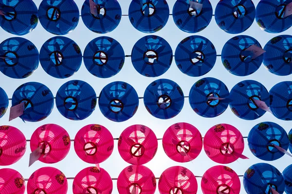 Розовые и синие фонари в искушении Бонджунса — стоковое фото