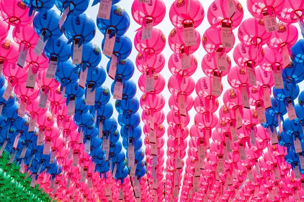 Деталь в основном розовые и голубые фонари в храме Bongeunsa — стоковое фото
