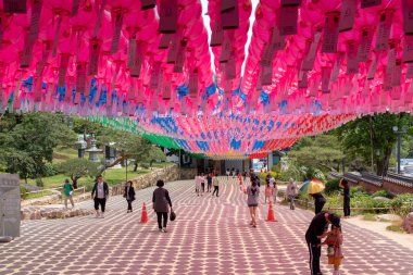 Bongeunsa tem'de turistler, ziyaretçiler ve çoğunlukla pembe fenerler