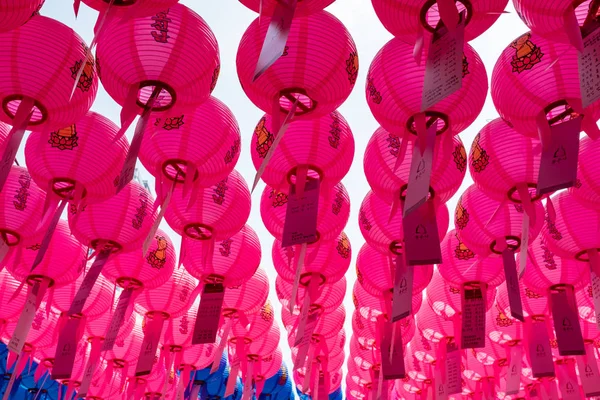 Крупный план в основном розовых фонарей в храме Бонгонса — стоковое фото