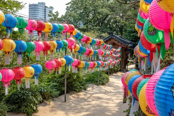 Разноцветные фонари вдоль тропы в храме Бонгёнса — стоковое фото