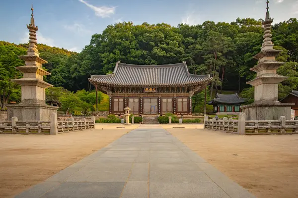 Edificio del templo principal en el Monasterio de Jijiksa, Corea del Sur — Foto de Stock
