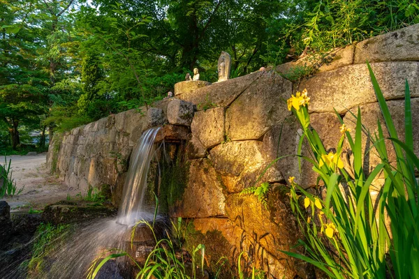 Petite cascade et bouddha au monastère de Jijiksa, Jikjisa, Sud — Photo