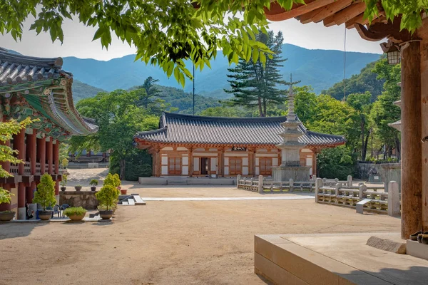 Edificio tradicional en el Monasterio de Jijiksa, Corea del Sur — Foto de Stock