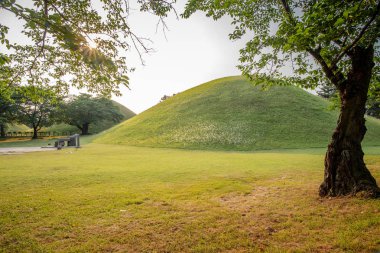 Gyeong güneş ışınları ile en ünlü Daereungwon Mezar görünümü