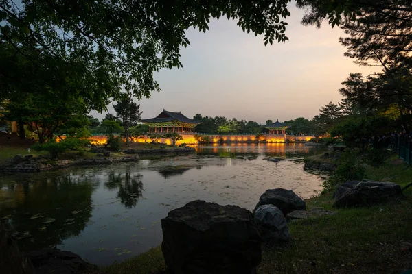 Vista enmarcada de dos pabellones del Palacio de Donggung que reflejan i — Foto de Stock
